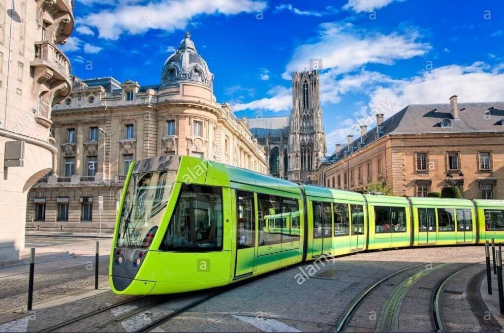 By Le Parvis Apartment Reims Bagian luar foto